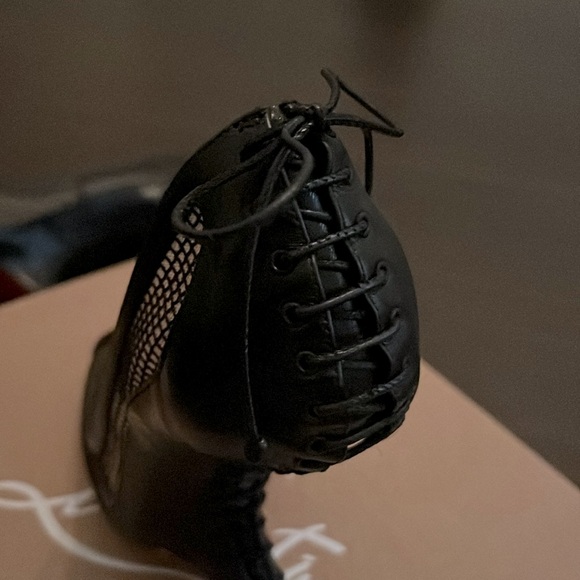 Christian Louboutin very original shoe - Picture 3 of 12